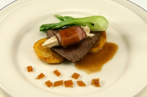 hoofdgerecht - Ossenhaas met Waldorfsalade, paksoi en truffeljus