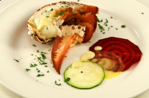 voorgerecht - Lauwe halve kreeft met salade van biet en courgette