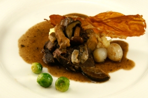 hoofdgerecht - Wildzwijnsukade met paddenstoelen en serranoham