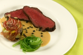 hoofdgerecht - Gebraden rosbief met pepersaus en koepeltje van schorseneren