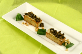 amuse - Olijvencakeje met een crème van ansjovis, confiture van olijven en basilicum