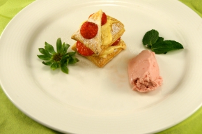 nagerecht - Vanille-aardbeienmillefeuille met aardbeien yoghurtijs