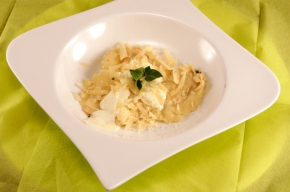 voorgerecht - Ravioli met geroosterde paprika, geitenkaas en rucola