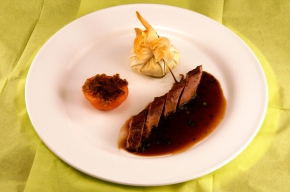 hoofdgerecht - Lamshaasje met kruidensaus en aardappelzakje