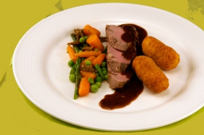 hoofdgerecht - Kalfsoester met truffelsaus , aardappelkroketjes en groenten