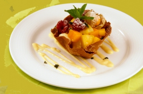 nagerecht - Tulpje met vruchtensalade, amandelijs en yuzucreme