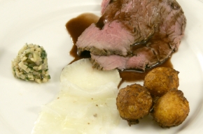 hoofdgerecht - Runderentrecote met een quenelle van king oyster, zoetzure rettich, gestoofde meiknol en een soesje van polenta