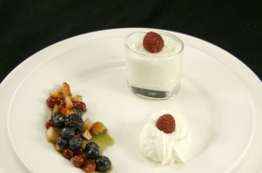 nagerecht - Yoghurtbavarois met hangop, rood fruit en basilicumsiroop