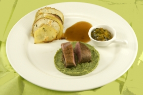 hoofdgerecht - Eendfilet met passievruchten- abrikozensalsa, patatas panadera met appel, broccolimoes en oloroso-glace