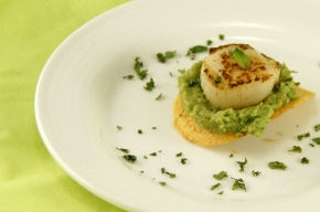 amuse - Coquille met erwtenpuree op chips