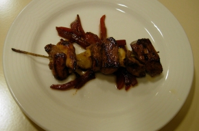 amuse - Rozemarijnprikkers met gevogeltefilet stukjes limoen en rode paprika