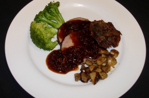 hoofdgerecht - Kalfslende met een saus van aceto balsamico en rundrookvlees, gegarneerd met