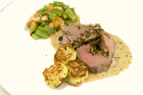 hoofdgerecht - Ierse kogelbiefstuk gevuld met paddestoelen met cognacsaus, aardappelpoffertjes en groenten