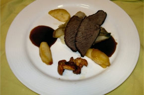 hoofdgerecht - Hertenmedaillons met een saus van jeneverbessen en cassis, gebraiseerde witlof en cantharellen