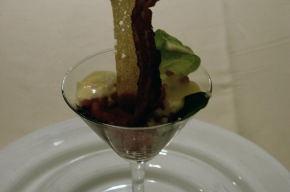 voorgerecht - Tartaar van tonijn met ansjovis tapenade en eierdooier mousseline