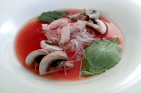 soep - Heldere minestrone van tomaat en selderij met champignons en gamba's