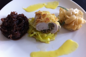 hoofdgerecht - Gevulde landhoen in aardappelkorst op een bedje van prei, rode uienmarmelade, een krokant aardappelzakje en sinaasappelsaus