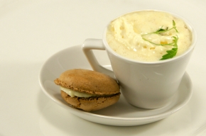 soep - Zuurkoolsoep met gerookt spekschuim en een mosterd-makaron.