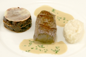 hoofdgerecht - Hertenrugmedaillons met cantarellensaus, bietenlasagne en knolselderijmousseline.