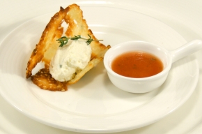 nagerecht - Mousse van geitenkaas, kaaskletskop en tomatencoulis