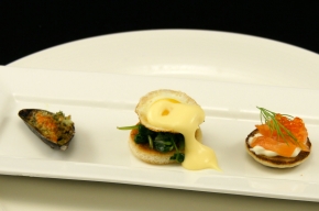 amuse - Blini met zalm, basilicummosseltje, kwarteleitje Florentine