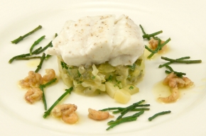 tussengerecht - Gepocheerde schelvis met huzarensalade, garnalen en zeekraal