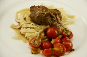 hoofdgerecht - Saltimbocca op een bedje van tagliatelle met een panzanella-salade