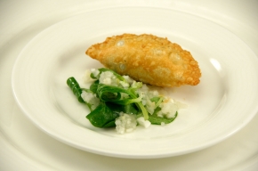 amuse - Gefrituurde halve maantjes met witte asperge en veldslagarnering
