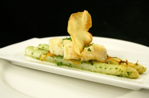 tussengerecht - Kabeljauw met wortelboter, aardappelchips en gestoomde wittte asperges met basilicum en sinaasappel