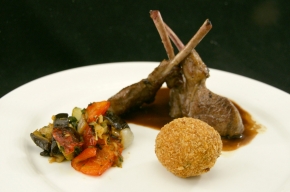 hoofdgerecht - Lamskoteletten met risottokoekjes, kruidensaus en groenteratatouille