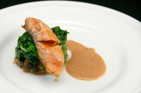 tussengerecht - Wilde zalm met roergebakken Little Gem en saus van trostomaten