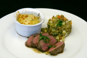 hoofdgerecht - Lamsrump met linzensalade en gegratineerde aardappels