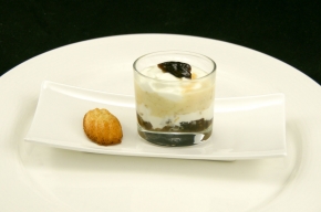 nagerecht - Glaasje met butterscotch van gewelde pruim en appel en madeleine