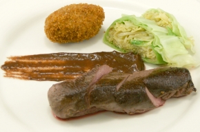 hoofdgerecht - Hazenrugfilet met mosterdsaus, kastanjecroquet, koolrolletje en veenbessencompôte