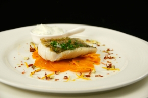 tussengerecht - Snoekbaarsfilet op een bedje van kruidige wortelsalade