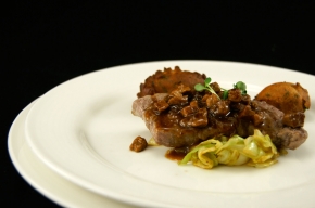 hoofdgerecht - Gegrilde kalfsentrecote met pompoenbeignets en kalfshacheesaus
