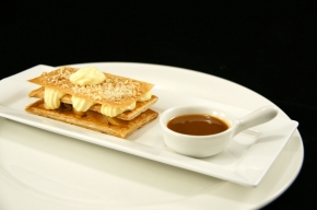 dessert - Bladerdeegje met gebakken kaneelappeltjes , creme royale en karamel