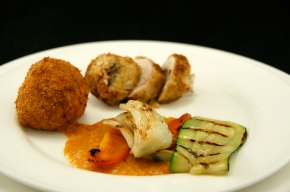 hoofdgerecht - Saltimbocca van parelhoen met gegrillde groenten, tomatensaus en een risottoballetje