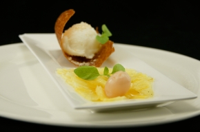 dessert - Carpaccio van ananas met kokoskletskop en lycheesorbet