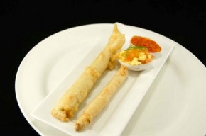 voorgerecht - Tempura van groene en witte asperges met zoete paprikasaus en zalmroerei