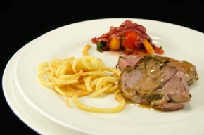 hoofdgerecht - Lamsbout met tomatensalade met geroosterde citroen, aardappelspaghetti en rozemarijnsaus