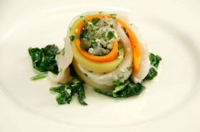 voorgerecht - Scholrolletje met een courgette- en garnalenfarce op een bedje van spinazie