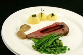 hoofdgerecht - Runderstaartstuk met gepofte sjalotten, tijmjus, laurieraardappeltjes en geroerbakte zomergroenten