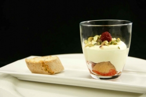 nagerecht - Tiramisu met frambozen en pistachenootjes met cantucini