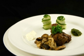 hoofdgerecht - Kalfssukade in Marsala met gemengde paddenstoelen, zoetzure komkommer, mierikswortelcrème en pesto