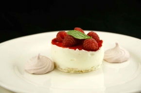 nagerecht - Taartje met een pudding van citroen en frambozen en een frambozenmeringue à la Monique