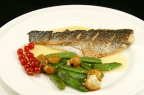 tussengerecht - Zeebaars met Sauternessaus en sugar-snaps met zilveruitjes