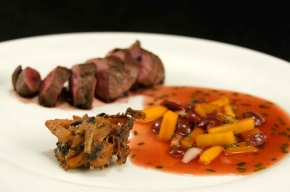 hoofdgerecht - Wilde eendenborst met kersensaus en gefrituurde rijst met prei en appel