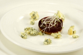 kaasdessert - Taartje van rode biet, rode biet-pekmez siroop en blauwe kaas