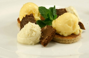 nagerecht - Kerstdessert met limoen citroencremeux, vosbessencompote en dennennaalden honingmousse